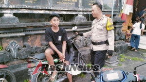Dalam Sambang Desa, Bhabinkamtibmas Desa Antiga Temui Seorang Remaja Dan Berdialog Interaktif Sampaikan Pesan Kamtibmas.
