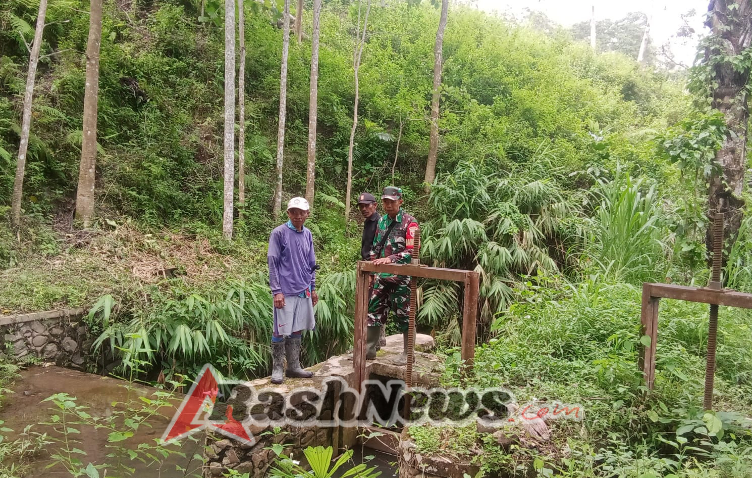 ‎TNI Hadir untuk Rakyat: Babinsa Telaga Lakukan Pengecekan Sungai “Brang Sengko”