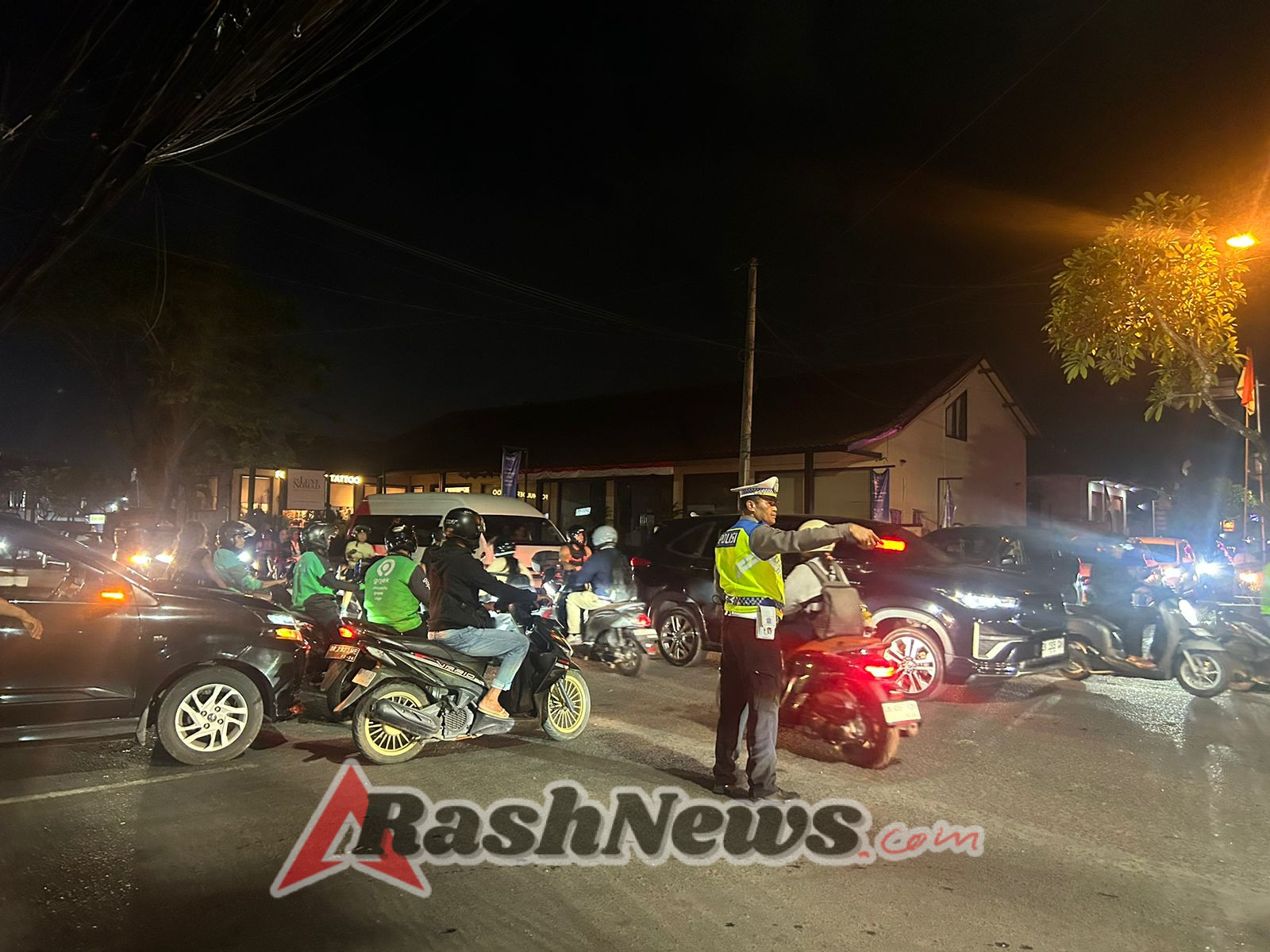 Lancarkan Arus Lalulintas Polsek Mengwi Lakukan Pengaturan Strong Point di Jalur Pererenan