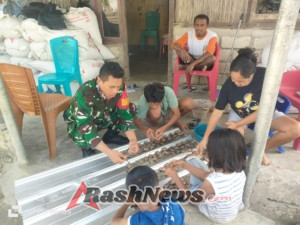 Manunggal Dengan Rakyat Sertu Herlon Sine Babinsa Kodim 1621/TTS Bantu Warga Jemur ikan Asin