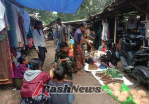 Pratu Antonius Lapu Ratu Ndima Aktif Pantau Kegiatan Ekonomi Warga di Pasar Wulumanu