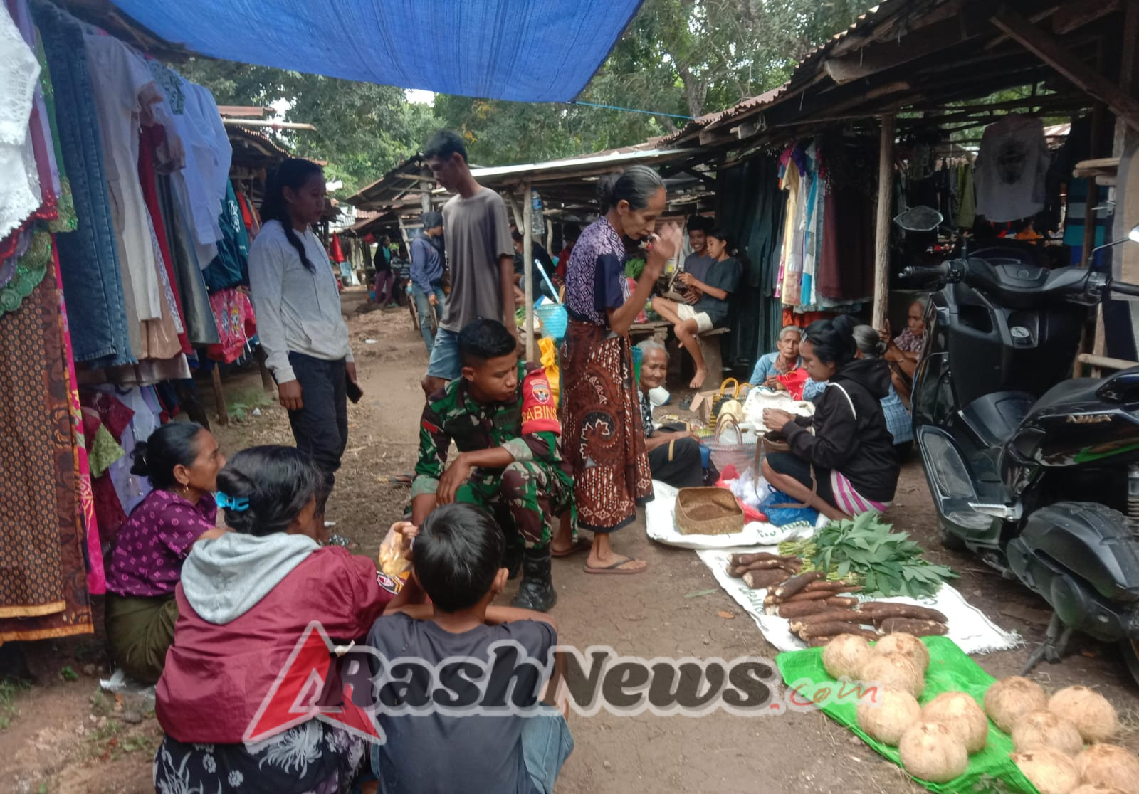 Pratu Antonius Lapu Ratu Ndima Aktif Pantau Kegiatan Ekonomi Warga di Pasar Wulumanu
