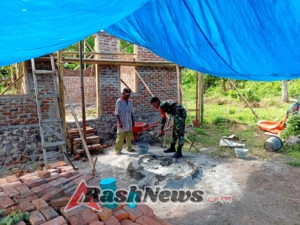 Babinsa Koramil 1624-02/Adonara Aktif Membantu Warga di Desa Sagu