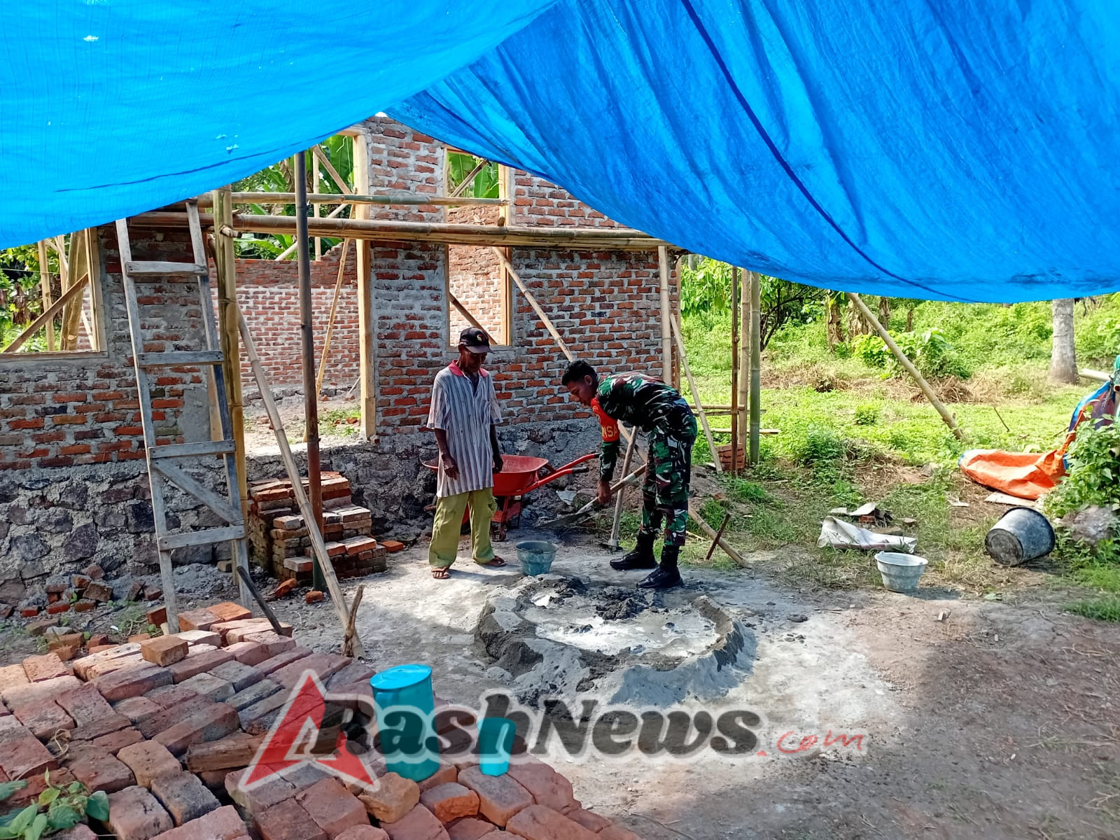 Babinsa Koramil 1624-02/Adonara Aktif Membantu Warga di Desa Sagu