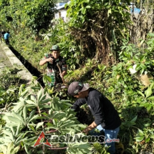 Sebagai Langkah Antisipasi Banjir dan Wabah Penyakit, Babinsa Bersama Warga Goro Bersihkan Parit