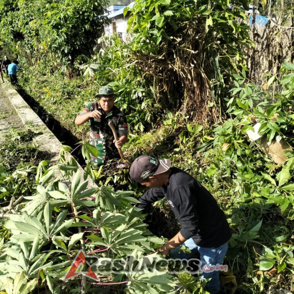 Sebagai Langkah Antisipasi Banjir dan Wabah Penyakit, Babinsa Bersama Warga Goro Bersihkan Parit