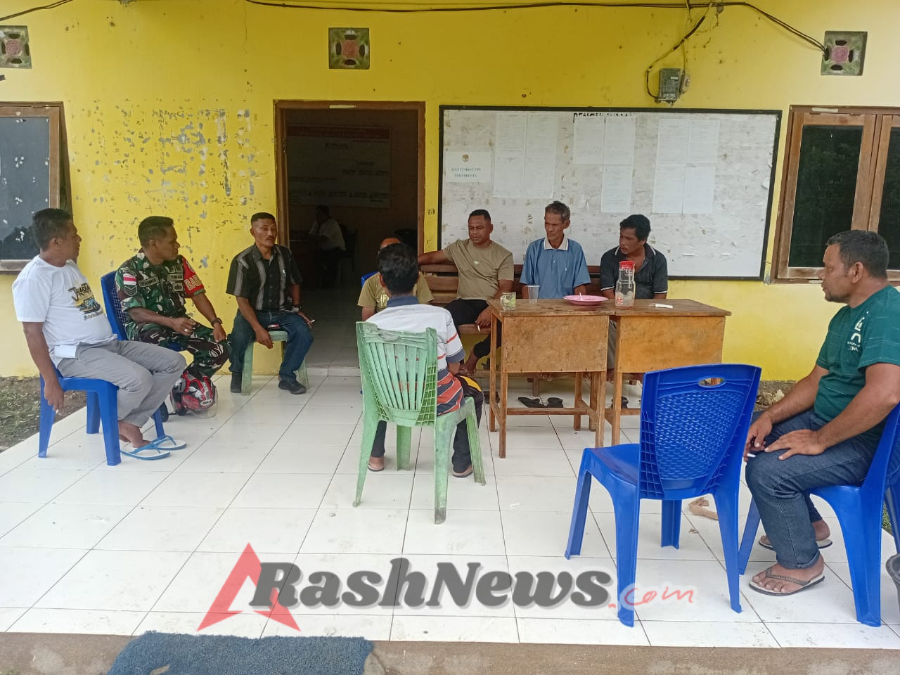 Babinsa Rote Barat Daya Dorong Musyawarah Mufakat dalam Penyelesaian Masalah Desa