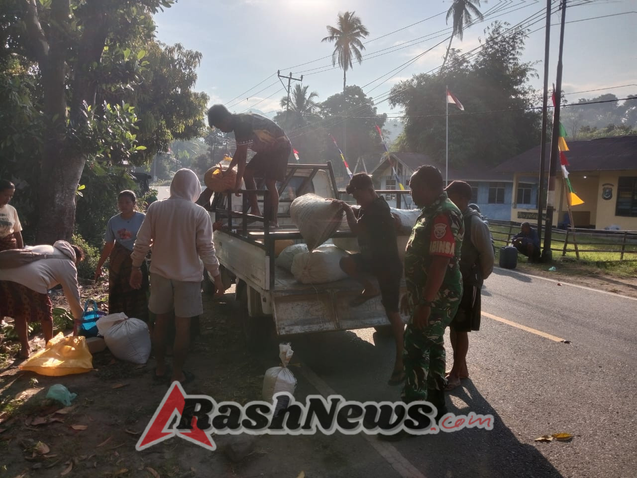 Babinsa Koramil 1602-01/Ende Aktif Jaga Kamtibmas di Pasar Mingguan Nangaba