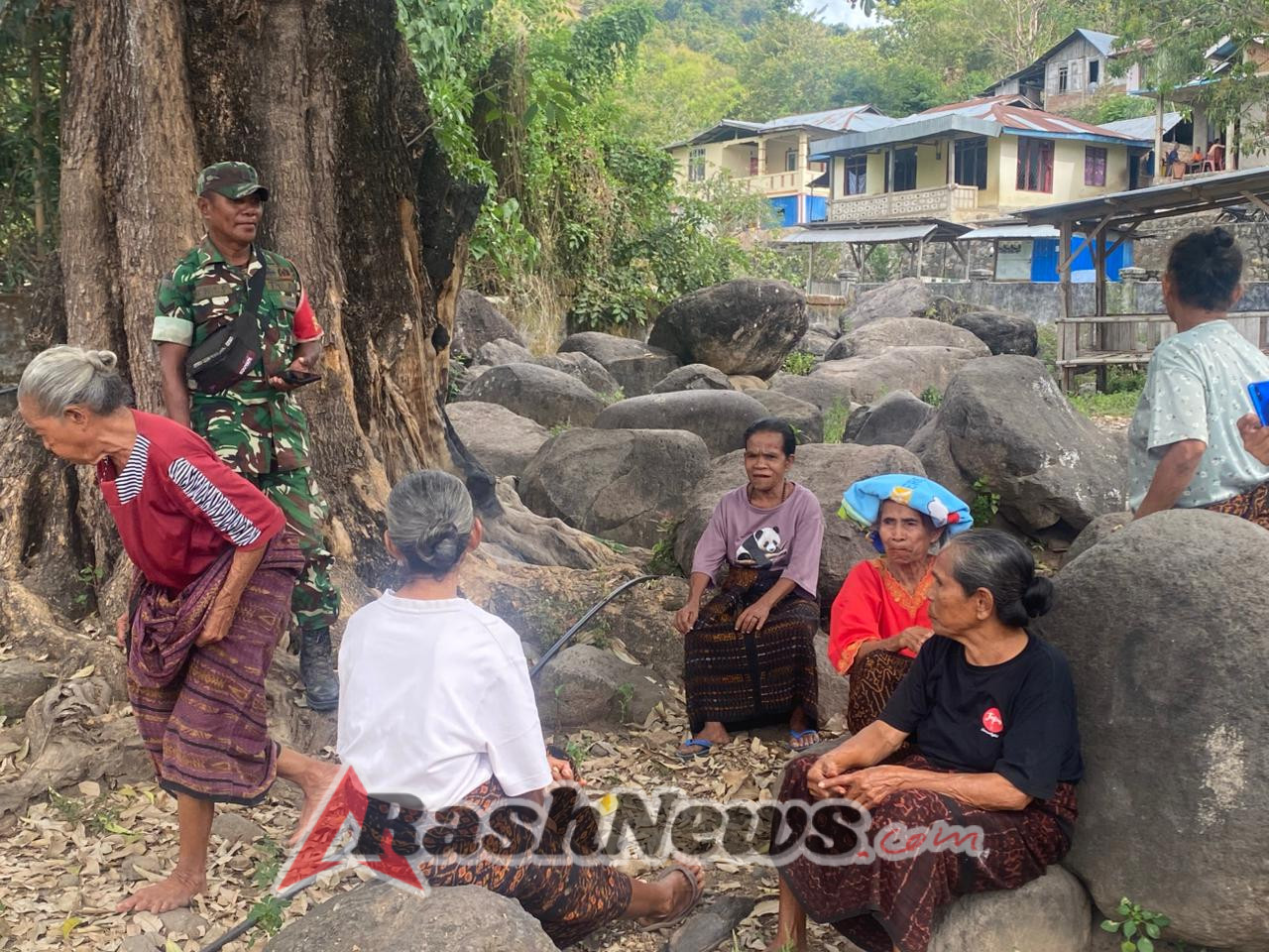 Wujudkan Rasa Aman, Babinsa Koramil 1602-04 Gelar Komsos dan Pamwil di Ende