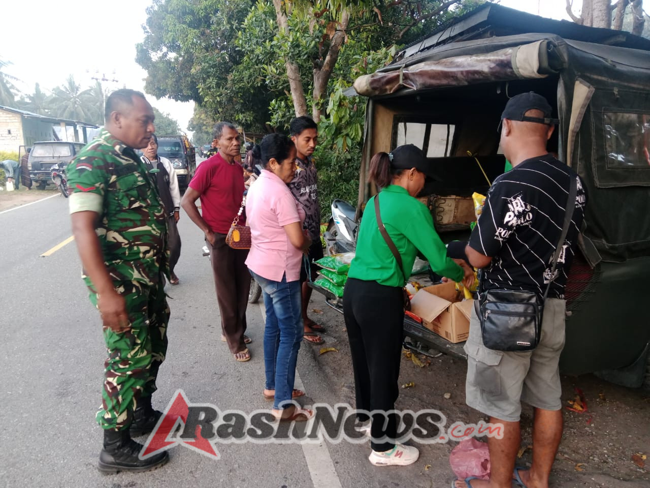Sinergi Babinsa dan Persit Kodim Ende Hadirkan Pasar Murah di Kecamatan Ende