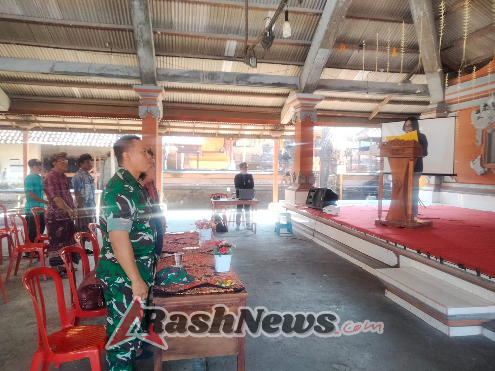 Mahasiswa Unud Tutup KKN di Desa Petak, Babinsa Hadir Berikan Dukungan