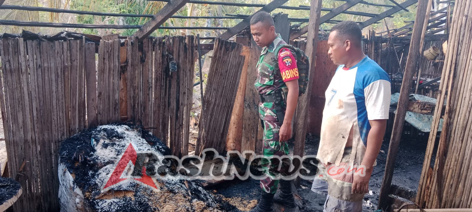 Babinsa dan Warga Gotong Royong Padamkan Kebakaran Rumah Warga di Tuatanuk
