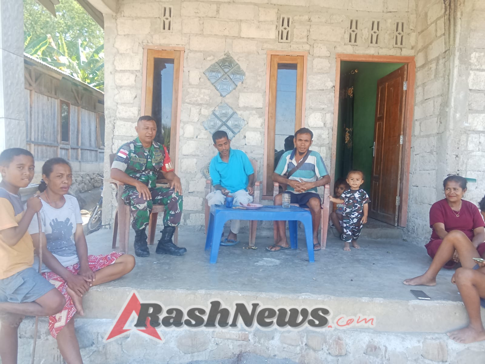 Babinsa Koramil 1618-04/Bisel Laksanakan Anjangsana dan Himbauan Kamtibmas di Desa Oekopa