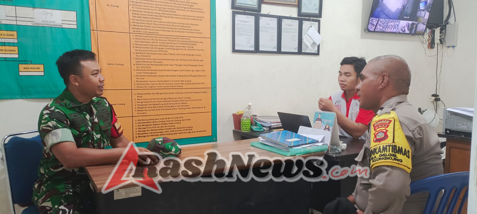 Wujud Komitmen Sukseskan Hanpangan, Babinsa Gelgel Gelar Komsos Dan Pantau Ketersediaan Pupuk Bersubsidi Di Wilbin