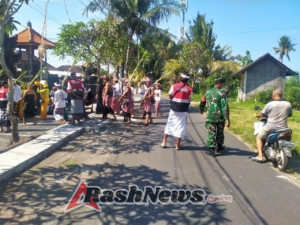Kawal Upacara Nyenuk, Babinsa Negari Ajak Warga Jaga Dan Lestarikan Warisan Budaya Bali