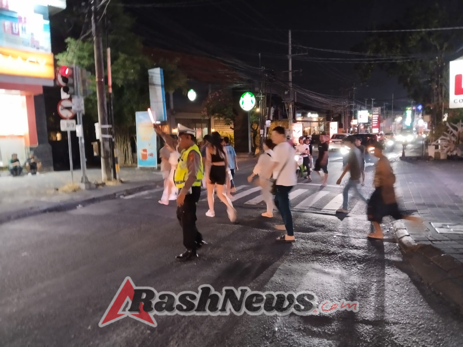 Personel Lalu Lintas Polsek Kuta Utara Sigap Sebrangkan Warga Di Simpang Lio Kerobokan