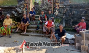 Wujudkan Kemanunggalan TNI-Rakyat, Babinsa Desa Buruan Ikut Ngayah di Pura Desa dan Puseh