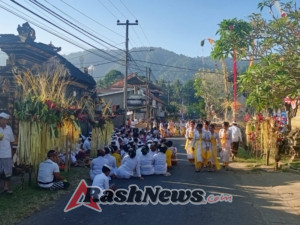 Berikan rasa aman dan nyaman, Babinsa 1623-05/Manggis amankan upacara keagamaan.