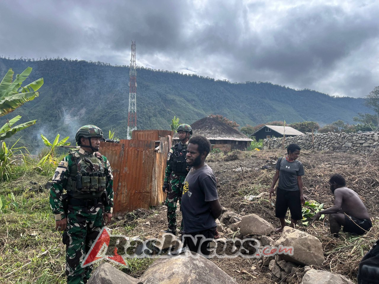Kasih untuk Papua, Satgas Yonif 743/PSY Terus Hadir Bersama Masyarakat Puncak Jaya
