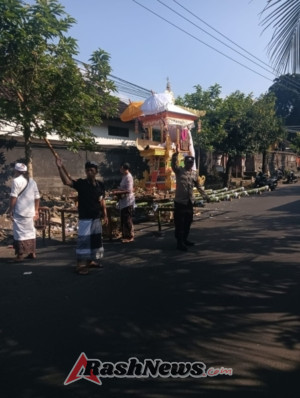 Bhabin Desa Denbantas Amankan kegiatan Ngaben