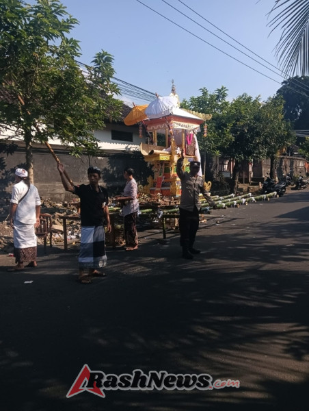 Bhabin Desa Denbantas Amankan kegiatan Ngaben