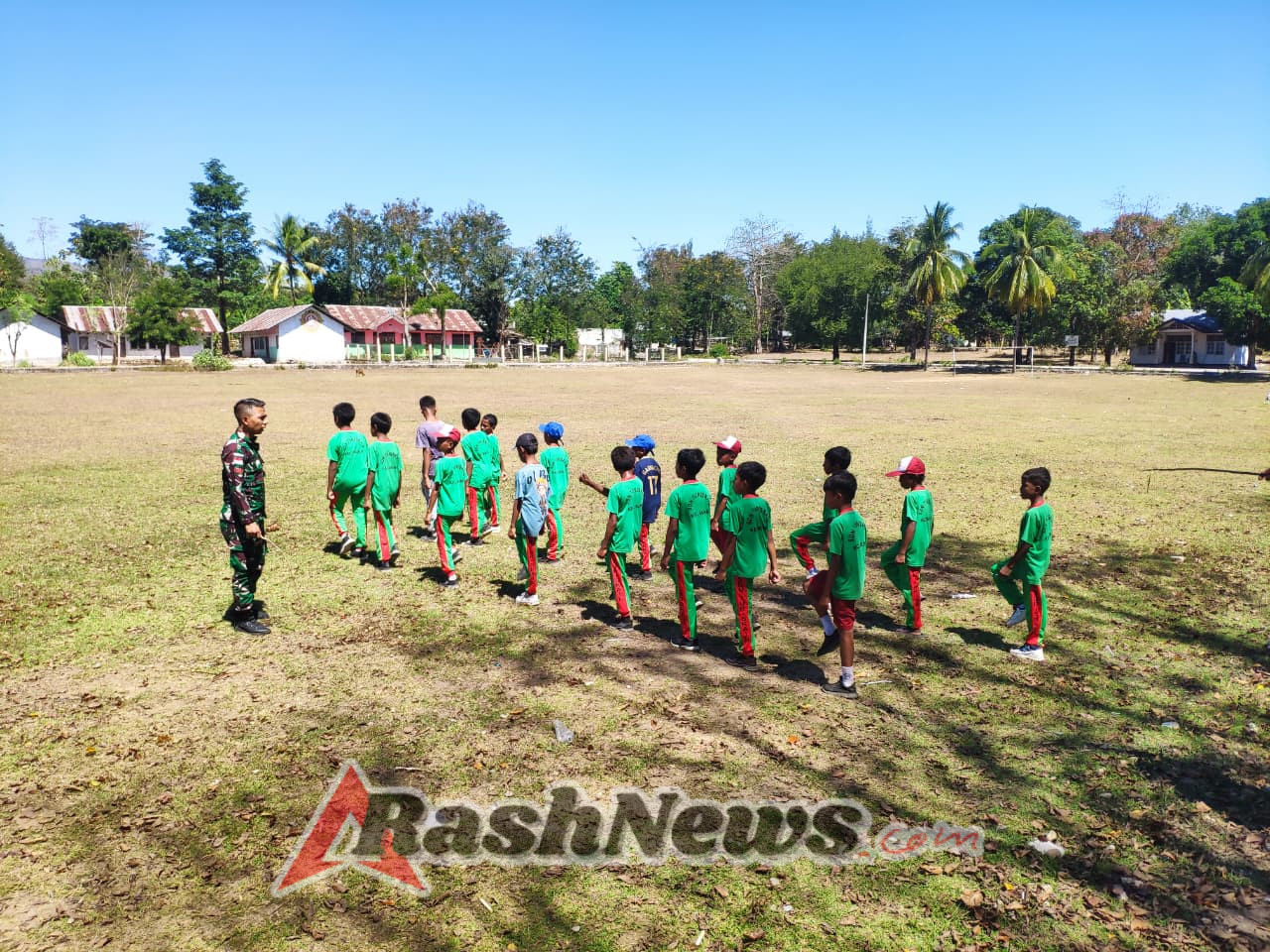 SDN Tursikain Dilatih Oleh Satgas Pos Turiskain Dalam Lomba Gerak Jalan Kreasi Tingkat Sekolah Ase-Kecamatan Raihat
