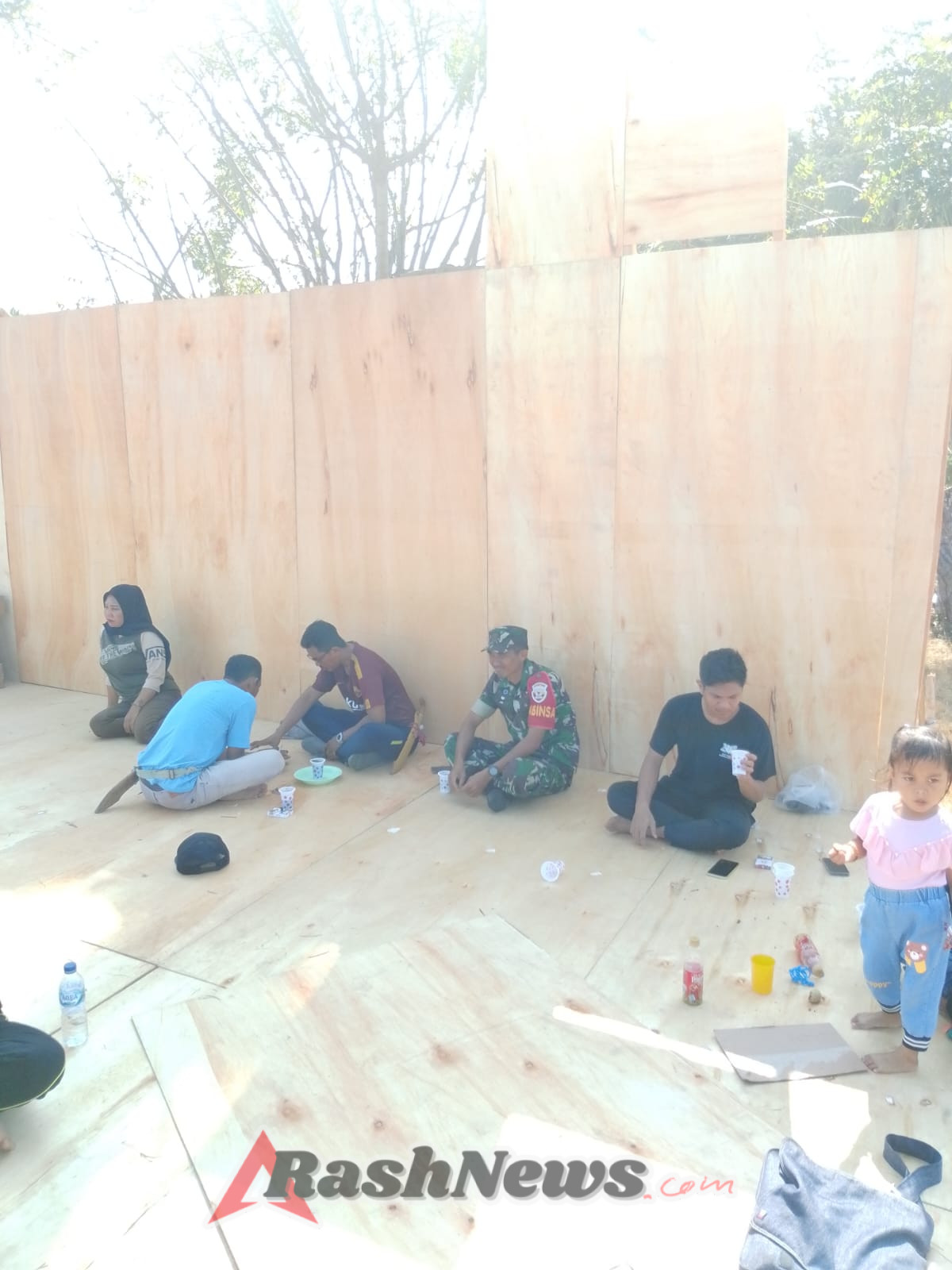 Gotong Royong Wujud Kebersamaan Babinsa, Aparat Desa, dan Warga Labuhan Kertasari