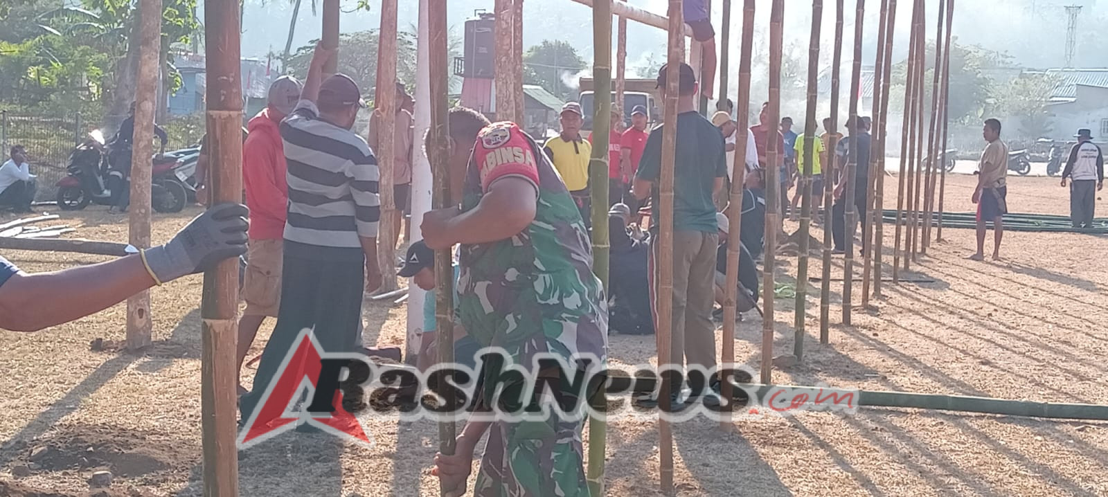 Gotong Royong Wujud Kebersamaan TNI dan Warga Menyambut MTQ di Sekongkang