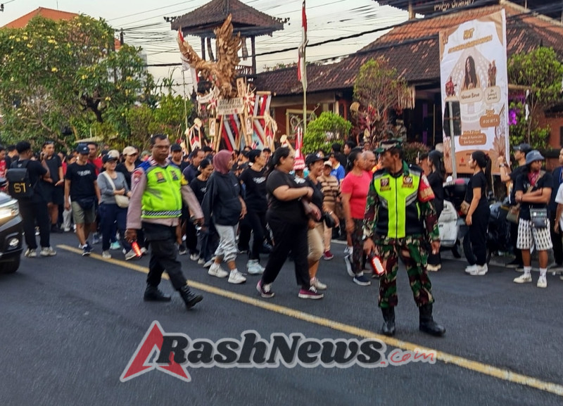 Babinsa Pantau Jalan Santai yang Berlangsung Meriah dalam Rangka Perayaan HUT STT