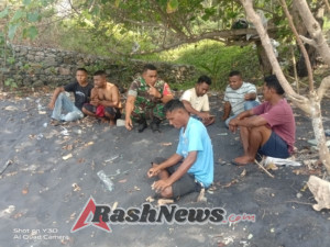 Tingkatkan Kemanunggalan, Babinsa Gelar Komsos dan Pamwil di Desa Ondorea Barat