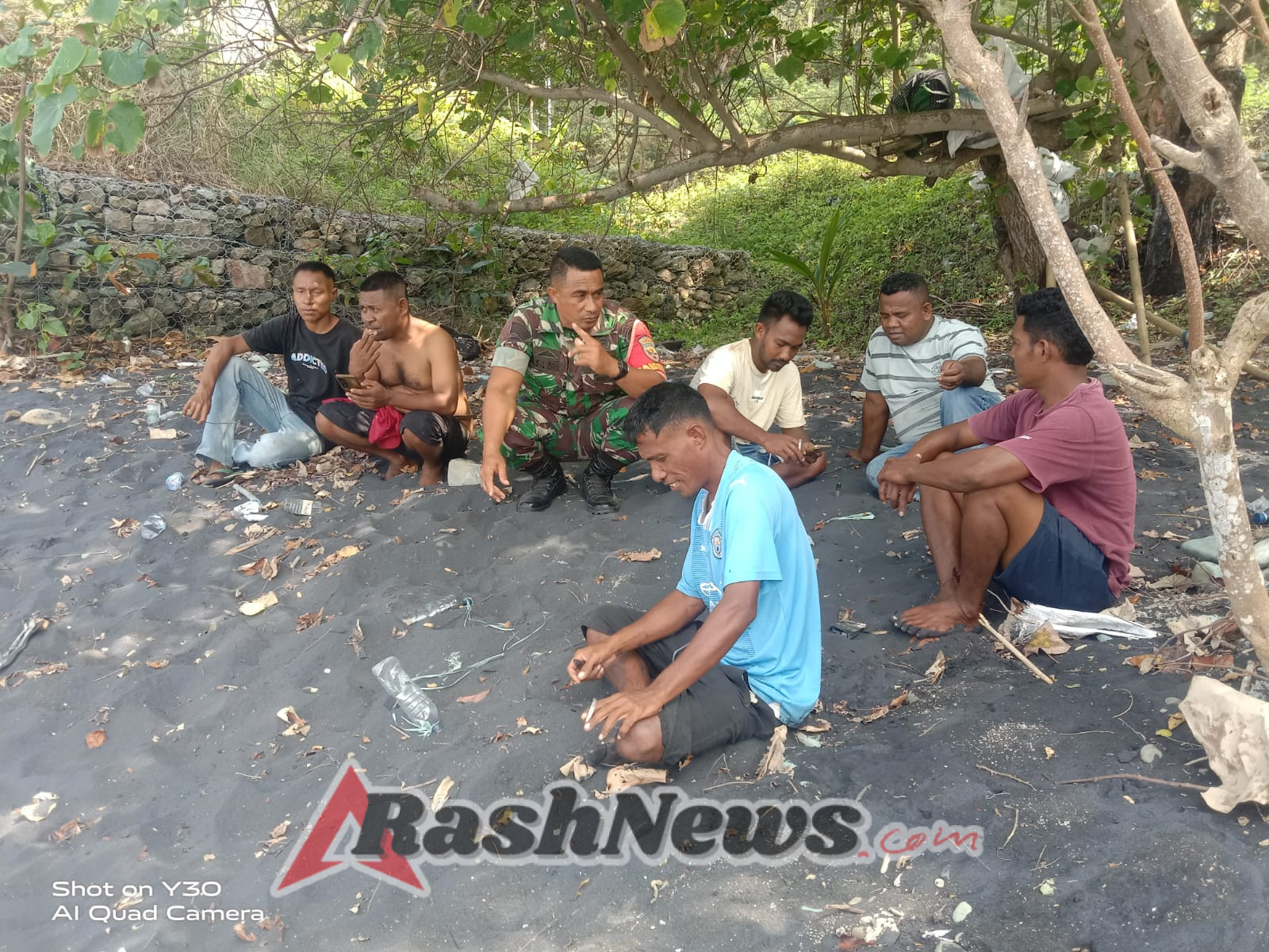 Tingkatkan Kemanunggalan, Babinsa Gelar Komsos dan Pamwil di Desa Ondorea Barat