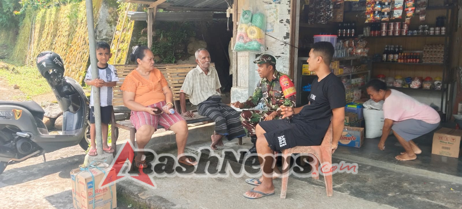 Ciptakan Lingkungan Kondusif, Babinsa Serda Agustinus Gelar Komsos di Wolotolo Tengah