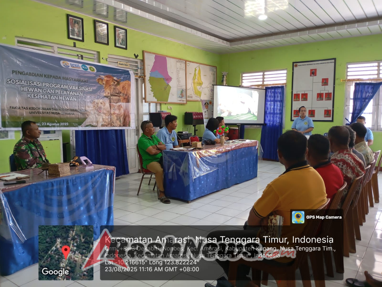 Ende – Dalam rangka menjaga keamanan dan ketertiban masyarakat di wilayah binaan, Babinsa Ramil 1602-01/Ende melakukan kegiatan monitoring, komunikasi sosial (komsos), dan pengamanan wilayah (pamwil) bersama masyarakat di Dusun Mbujaria, Desa Demulaka, Kecamatan Ndona Timur, Minggu 24 /08/2025.  Kegiatan yang dimulai pukul 09.00 Wita ini dipimpin oleh Serka Petrus Ghobe, Babinsa setempat, yang aktif memantau situasi dan perkembangan di wilayah Kecamatan Ende Timur. Selama kegiatan berlangsung, Babinsa terus berinteraksi langsung dengan masyarakat guna menjalin kerja sama yang solid sebagai mitra pelaksanaan tugas TNI AD di daerah.  Babinsa juga menghimbau warga agar selalu memberikan informasi terkait hal-hal menonjol yang terjadi di wilayahnya, guna menciptakan suasana yang kondusif dan aman bagi seluruh warga.  Kegiatan monitoring, komsos, dan pamwil ini merupakan tugas pokok satuan teritorial (Satkowil) TNI AD yang berfungsi sebagai ujung tombak dalam membantu mengatasi kesulitan rakyat serta mempererat kemanunggalan TNI dengan rakyat.  Melalui sinergi yang terjalin antara Babinsa dan masyarakat, diharapkan wilayah binaan dapat terus terjaga keamanan dan ketertiban serta mendukung pembangunan di daerah tersebut.  (Penulis Tim pendim 1602/Ende)