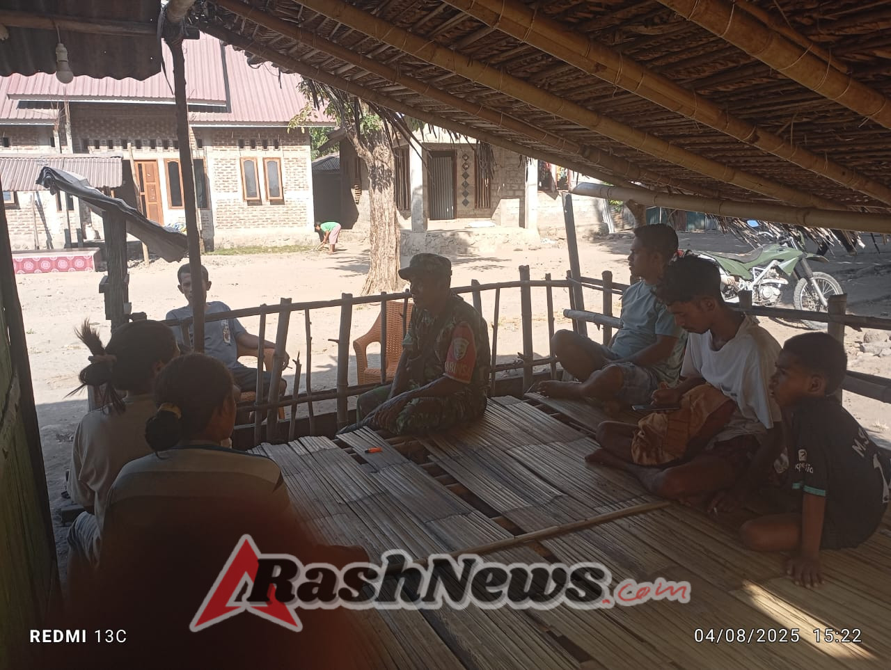 Pamwil dan Komsos di Neotonda, Babinsa Ingatkan Pentingnya Keamanan dan Ketertiban