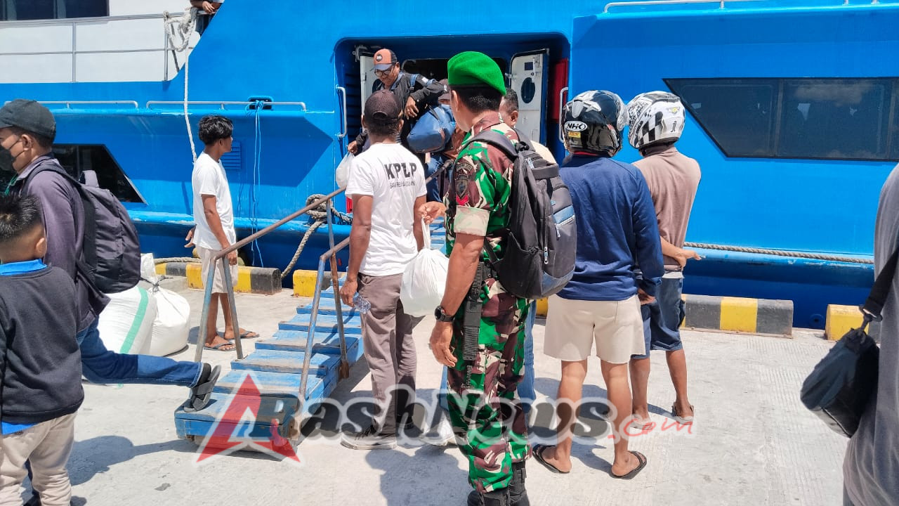 Piket Koramil Rote Ndao Amankan Kedatangan dan Keberangkatan Kapal Penumpang