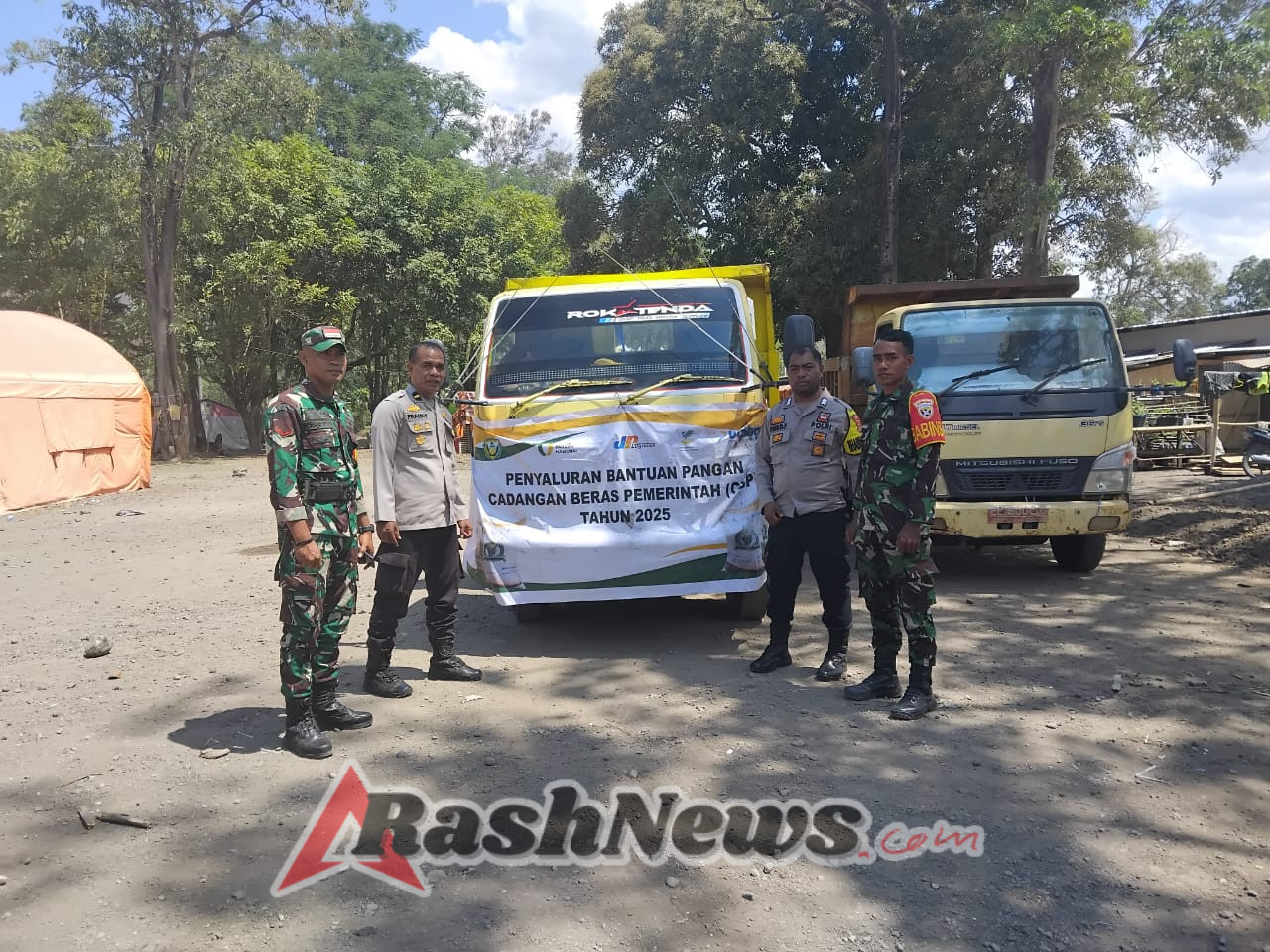 Babinsa Koramil 1624-06/Wulanggintang dan Polsek Titihena Dampingi Penyaluran Beras Bulog bagi Warga Terdampak Erupsi Lewotobi.