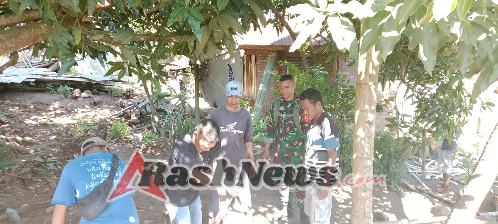 Babinsa Koramil 1624-07/Nagawutung Bantu Masyarakat Pasang Pipa Air Bersih Di Desa Belabaja