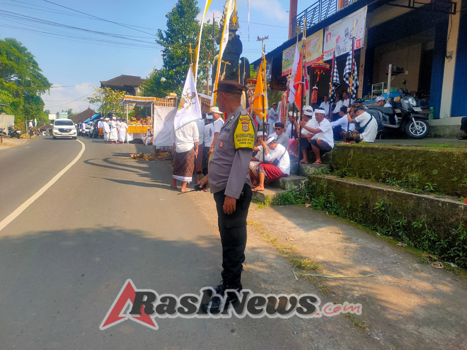 Bhabinkamtibmas Desa Marga Dauh Puri Berikan Pelayanan Atensi Upacara Dewa Yadnya Mendak Dan Ngebijiang
