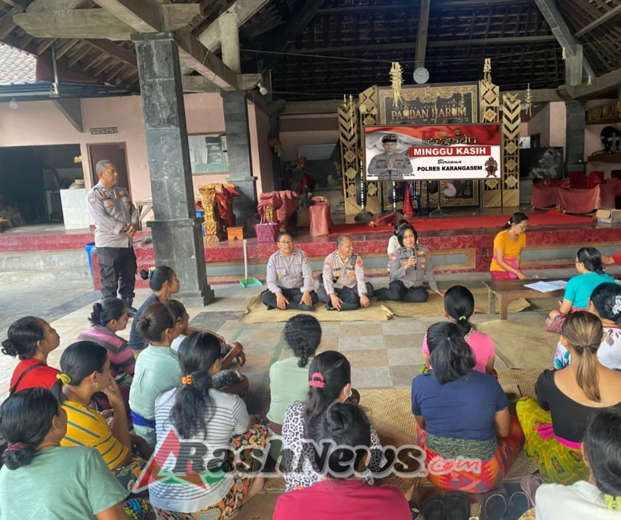KBO SatBinmas mewakili Kapolres Karangasem melaksanakan Minggu Kasih di Desa Tumbu Karangasem