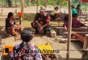 Kain Adat Jadi Simbol Identitas, Babinsa Ende Aktif Dampingi Kegiatan Menenun di Wilayah Binaan