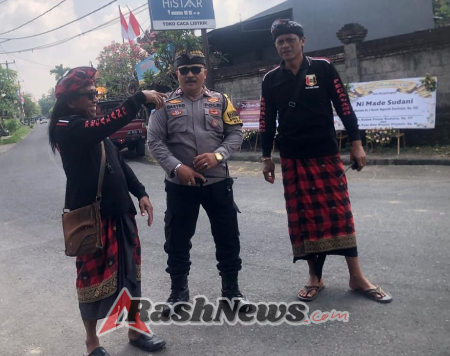 Wujud Nyata Peran Serta Bhabinkamtibmas Desa Singakerta Melaksanakan Giat PAM Upacara Putra Yadnya