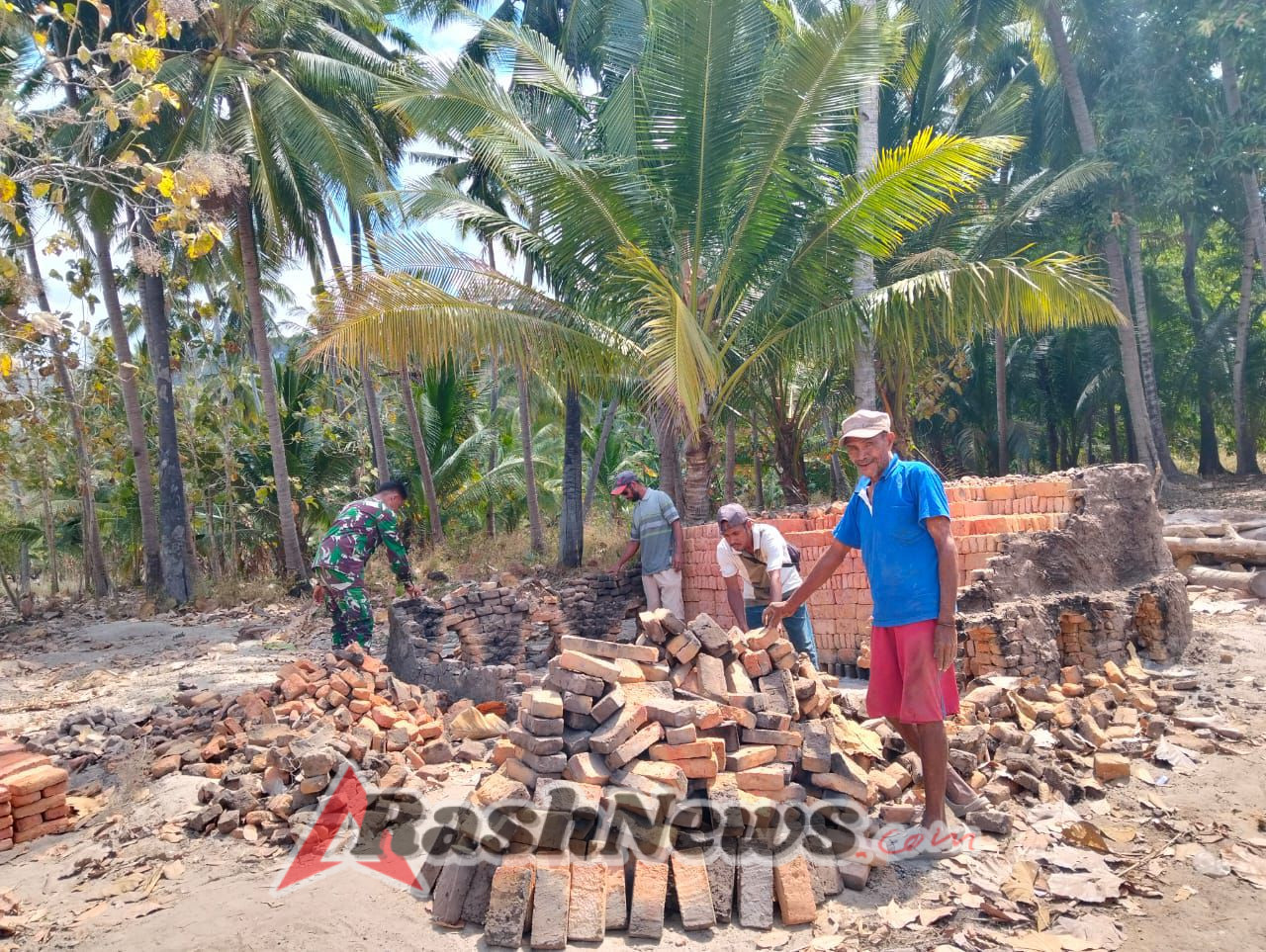 Babinsa Nule Bersama Warga Gotong Royong Hasilkan Batu Bata Berkualitas