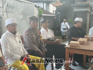 Bhabinkamtibmas Desa Beraban, Seltim Hadiri kegiatan Pesraman Pemangku dan Serati di Balai Serba Guna Desa Beraban