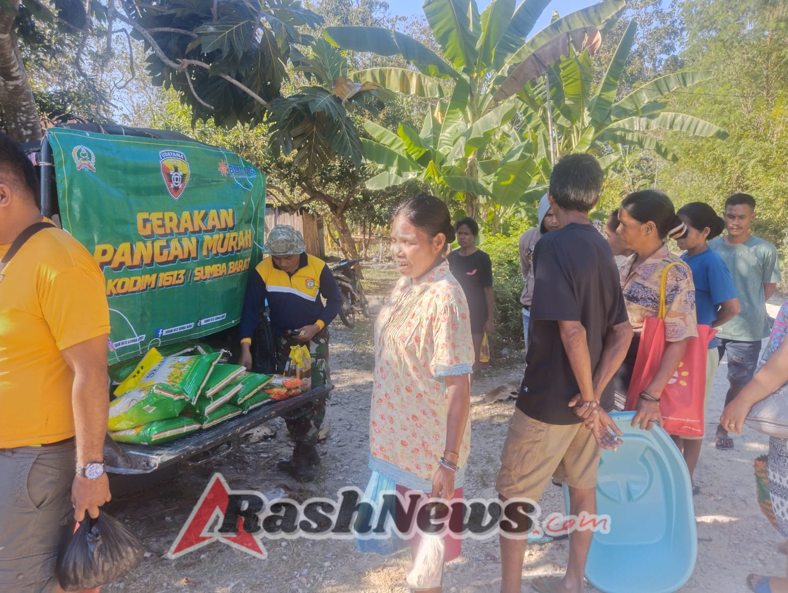Antusias Warga Hadiri Gerakan Pangan Murah di Desa Pahola