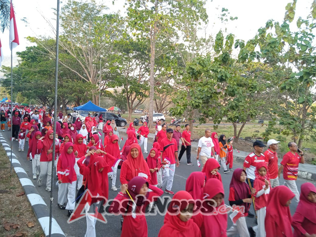 Kasdim 1628/Sumbawa Barat Bersama Masyarakat Ramaikan Car Free Day Gerakan 10 Juta Bendera