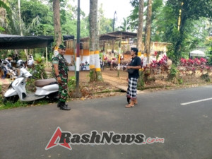 Kolaborasi Babinsa, Pecalang, dan Aparat Desa Amankan Rangkaian Karya Gede