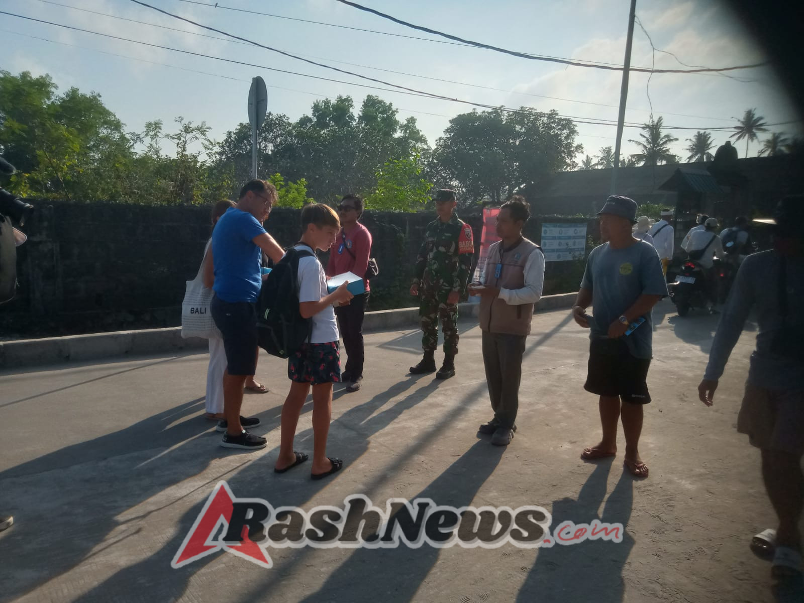 Koramil Nusa Penida Lakukan Pemantauan Stabilitas Di Pelabuhan Banjar Nyuh