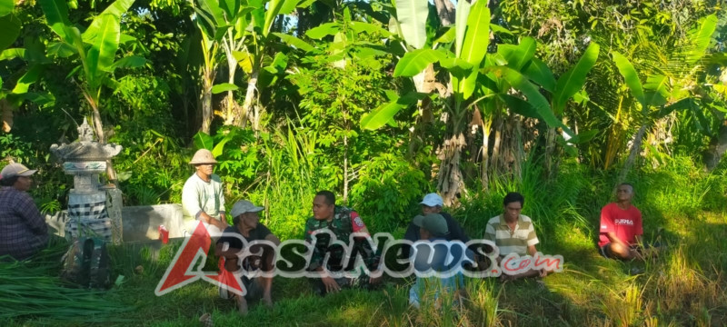 Semangat Gotong Royong, Babinsa dan Subak Buwug Bersatu Jaga Pengairan Sawah