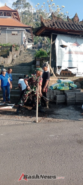 Sinergi TNI dan Warga, Babinsa Desa Sepang Pimpin Aksi Bersih-Bersih Lingkungan