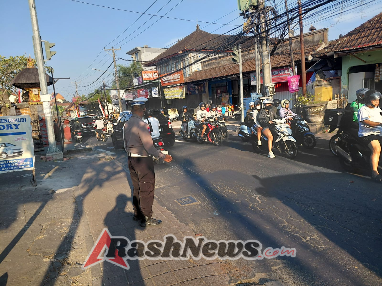 Polsek Kuta Utara Turunkan Personel  Strong Point Sore Di Titik Rawan Macet